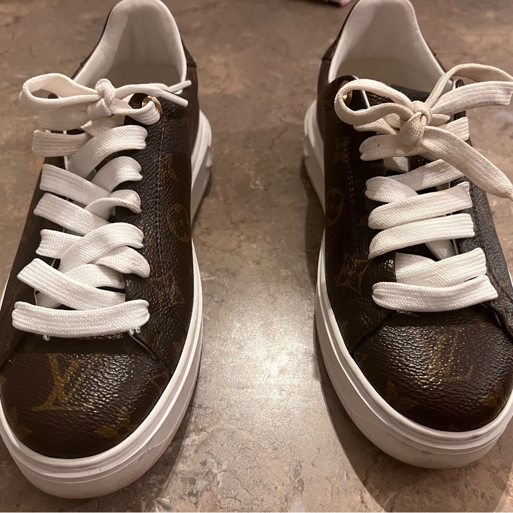Louis Vuitton authentic sneakers size 7